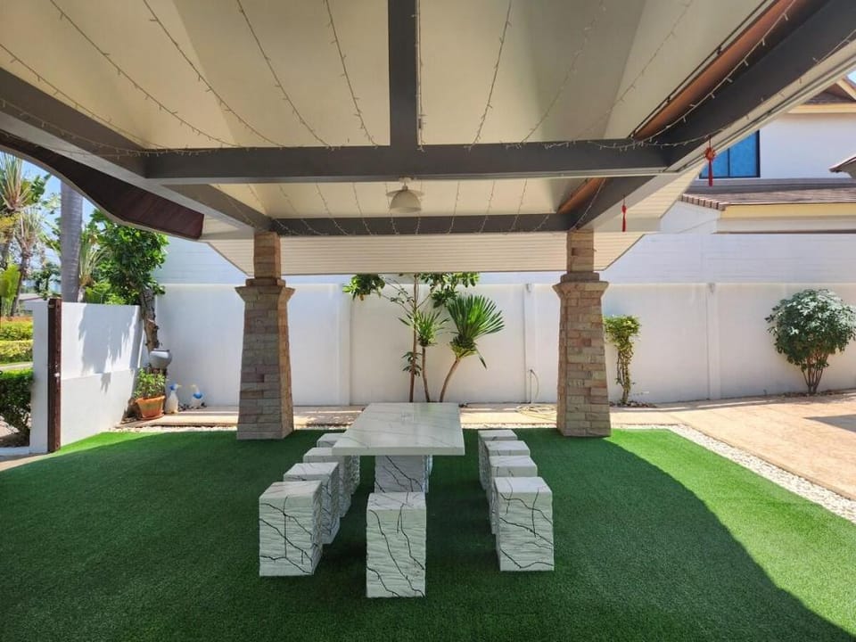 度假首选市中心高端别墅区6间卧室泳池别墅，靠近海边，商圈 Villa in Pattaya City