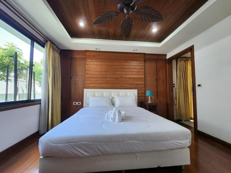 度假首选市中心高端别墅区6间卧室泳池别墅，靠近海边，商圈 Villa in Pattaya City