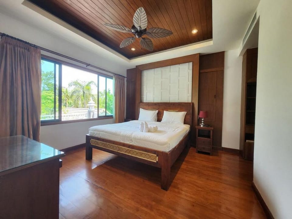度假首选市中心高端别墅区6间卧室泳池别墅，靠近海边，商圈 Villa in Pattaya City