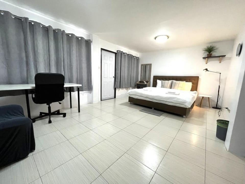 Sukhumvit Soi 12: 3 bed / 1 bath for 6 Ppl Group Vacation rental in Bangkok