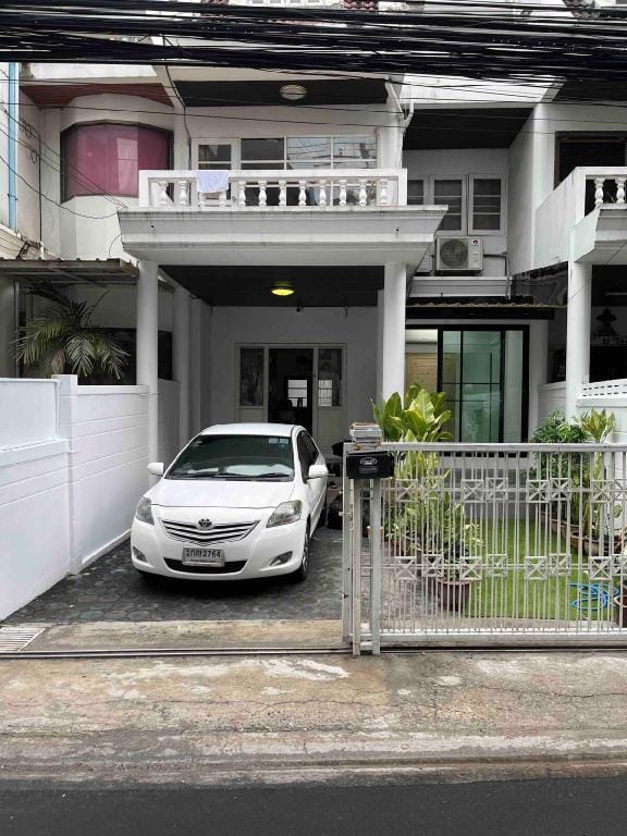 Sukhumvit Soi 12: 3 bed / 1 bath for 6 Ppl Group Vacation rental in Bangkok
