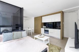 A Chic Apt with a Large Balcony Next to Grand Prix Vacation rental in Melbourne