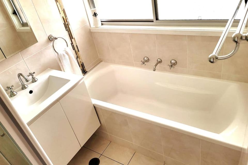 Cheerful 3 bedroom house with free parking Vacation rental in Sydney