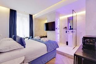 Amazing Bedroom with Jacuzzi - 2P - Ch  telet Apartment in Paris