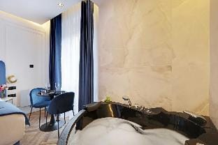 Amazing Bedroom with Jacuzzi - 2P - Ch  telet Apartment in Paris