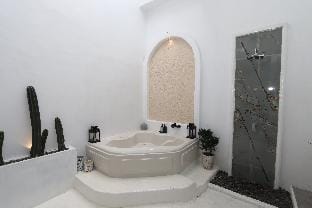Castello white house Vacation rental in East Java