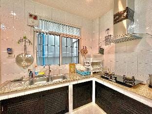 S52*On nut BTS300 m*Family &friend *7-11 / Lotus Vacation rental in Bangkok