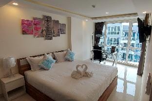 Grand Avenue Pattaya, Suite - Pool-view, 60 sqm Vacation rental in Pattaya City