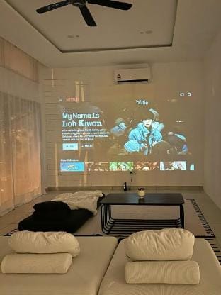AquaLuxe Hideout 【Netflix/Private KTV/Pool/Movie】 Vacation rental in Johor