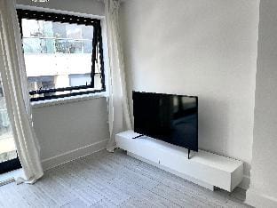 Spacious and Bright Two Bed Central London Flat Apartment in London Borough of Islington