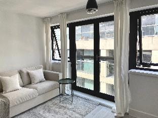 Spacious and Bright Two Bed Central London Flat Apartment in London Borough of Islington