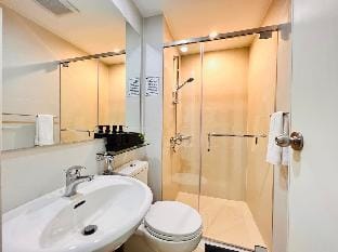 New Elegant Relaxing Staycation Place Apartment in Paranaque
