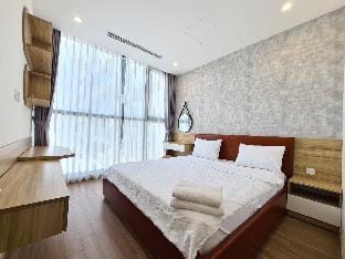 Vinhomes Skylake 3BR + 2WC / City view unipue Apartment in Laos
