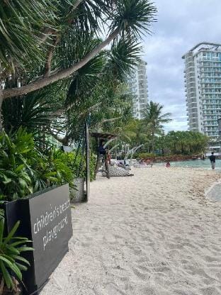 The Solaris Point with Pool View (Netflix & Wi-Fi) Apartment in Paranaque