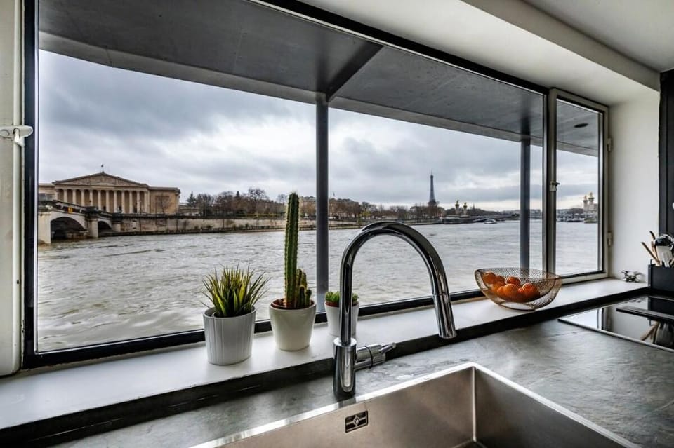 Luxury HouseBoat - Concorde/Tour Eiffel view Apartment in Paris