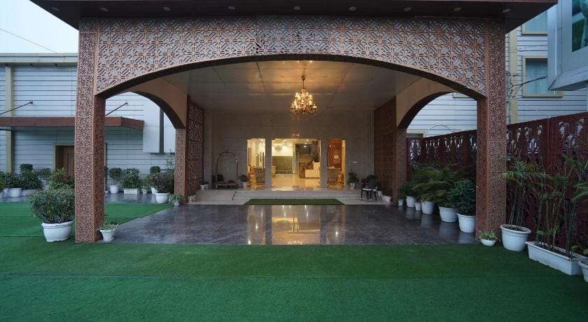 Hotel Luxe Opera NH8 at 7km from IGI Delhi Airport Hotel in Gurugram