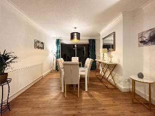 Charming 3-bedroom family home Vacation rental in Isleworth
