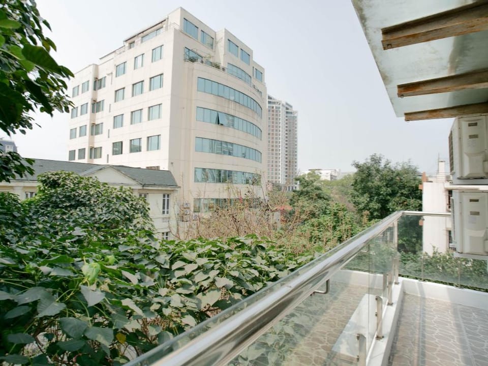 Căn hộ có ban công lớn view Nhà Tù Hoả Lò (1min) Apartment in Hanoi