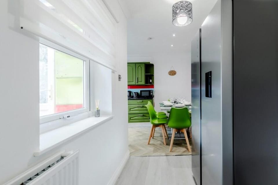 #5BR house#FreeParking#offA12#Families#Sleeps13* Vacation rental in Ilford