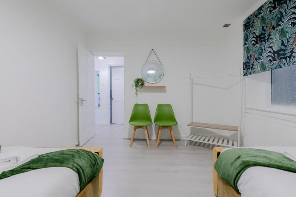 #5BR house#FreeParking#offA12#Families#Sleeps13* Vacation rental in Ilford