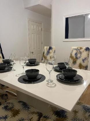 Robinhuts Stays Vacation rental in Hull