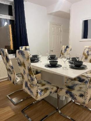 Robinhuts Stays Vacation rental in Hull