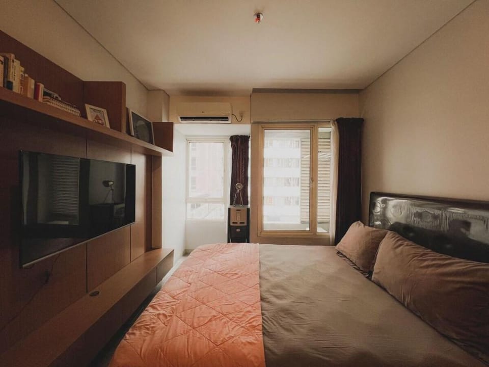 Vintage Oasis. Retro Studio at Nifarro Apartment Apartment in South Jakarta City