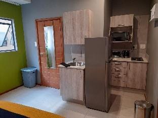 Luxury Studio 5min Walk to Gandhi Square + Wifi Apartment in Johannesburg