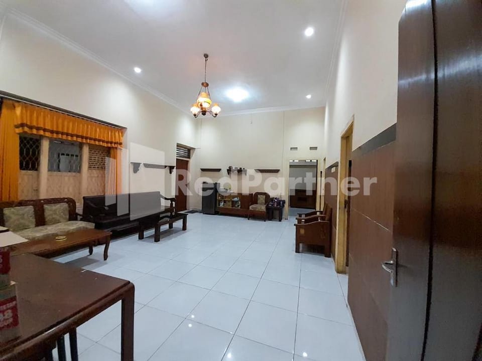 LH101 Guest House Syariah near Makam Sunan Bonang RedPartner Hotel in East Java