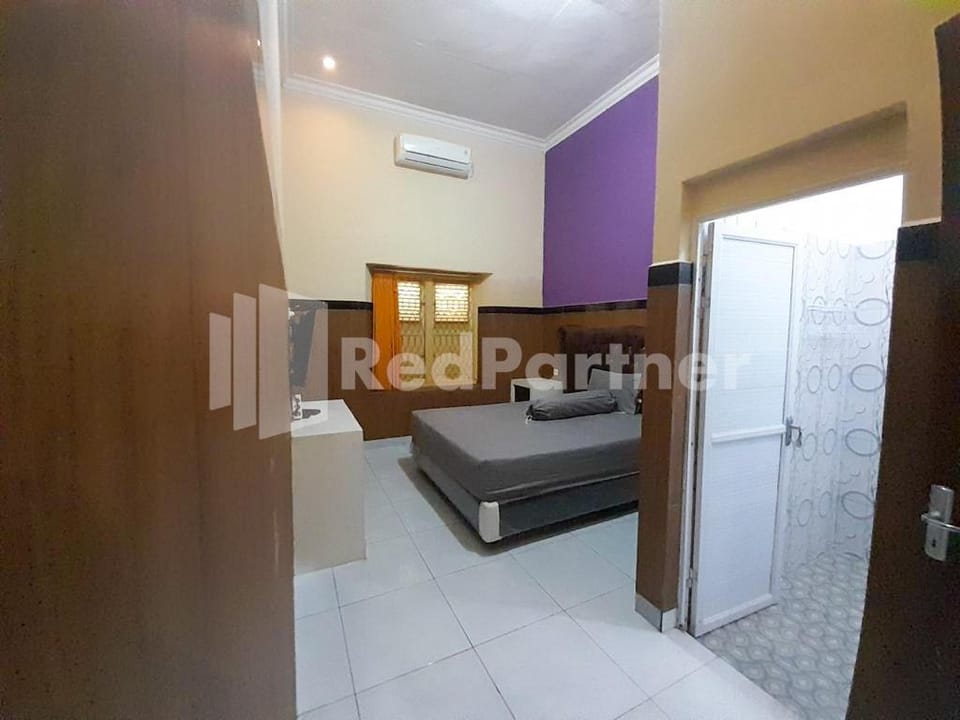 LH101 Guest House Syariah near Makam Sunan Bonang RedPartner Hotel in East Java