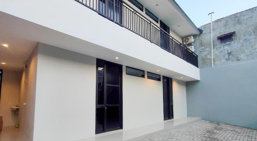 RedDoorz Syariah near Rumah Sakit Soewandhie Hotel in Surabaya