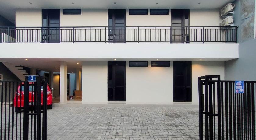 RedDoorz Syariah near Rumah Sakit Soewandhie Hotel in Surabaya