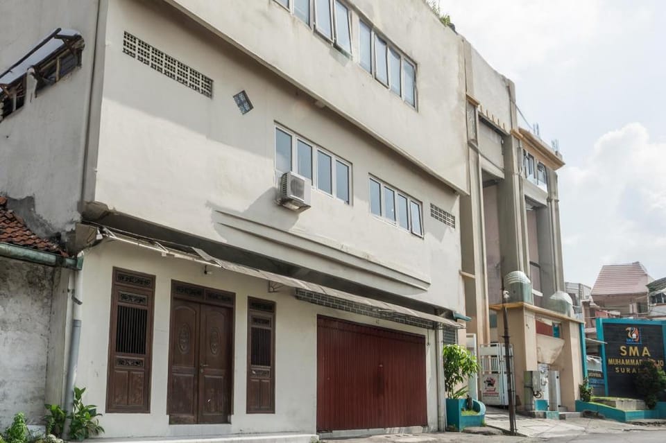 OYO 93863 Dv Homestay Syariah Genteng Hotel in Surabaya