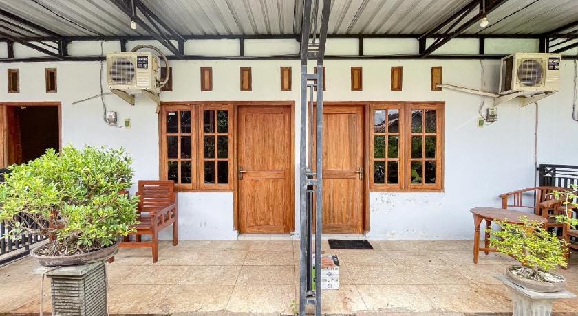 RedDoorz Syariah near RS Bhayangkara Nganjuk Hotel in East Java