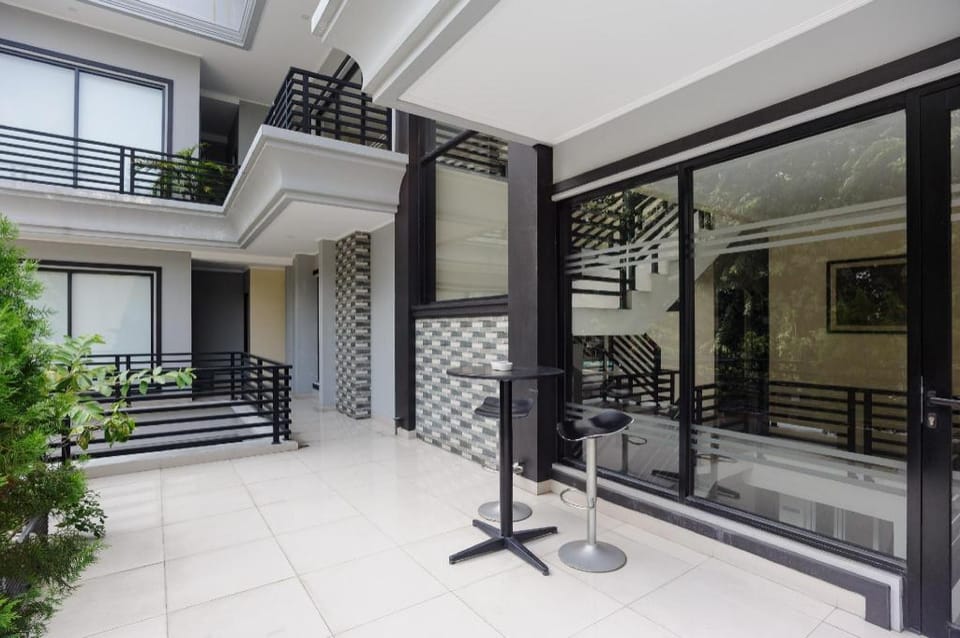 RedDoorz near Jakarta International Velodrome Hotel in Jakarta