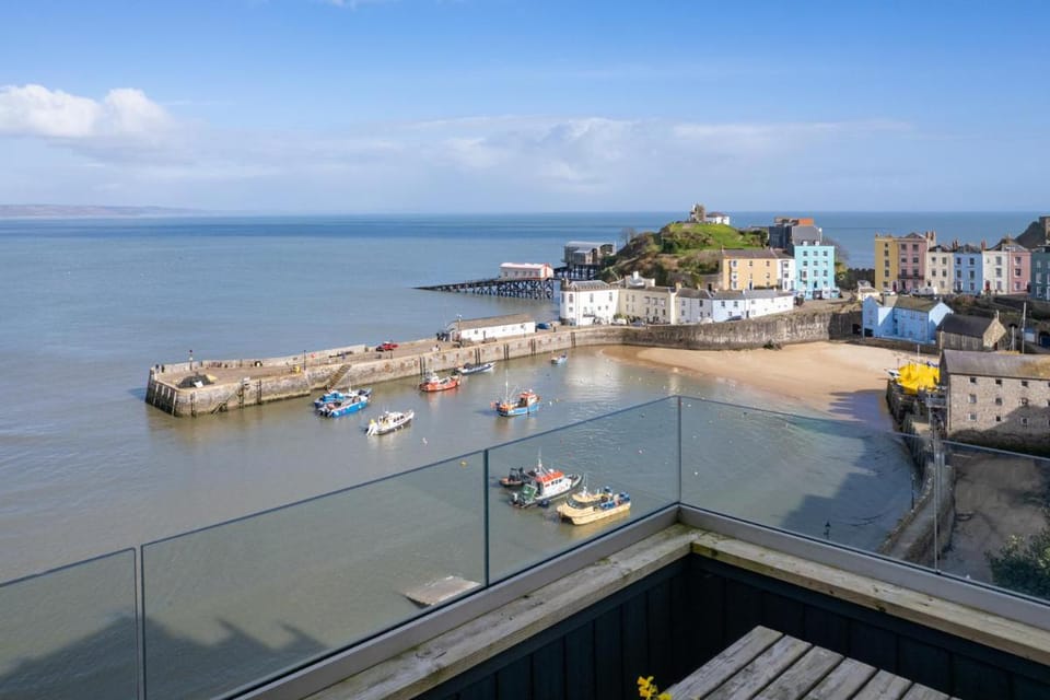 Royal Victoria Court 11 - Sea and Harbour Views Apartment in Wales