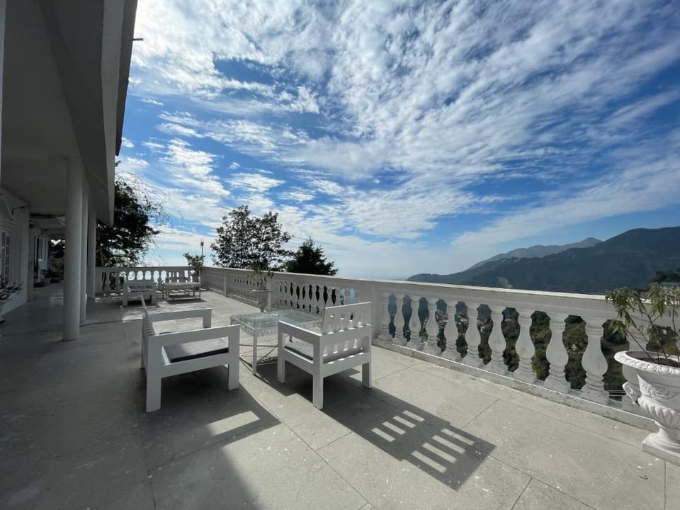Blue Mountain White House Hotel, Mussoorie Hotel in Uttarakhand