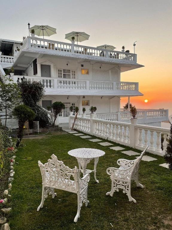 Blue Mountain White House Hotel, Mussoorie Hotel in Uttarakhand