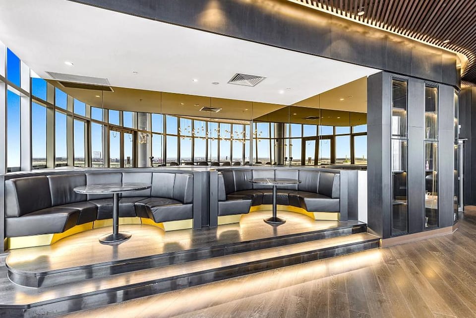 Gorgeous High-Rise Unit with Sky Bar, Pool and Gym Apartment in Melbourne