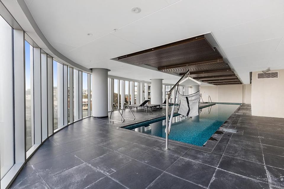 Gorgeous High-Rise Unit with Sky Bar, Pool and Gym Apartment in Melbourne