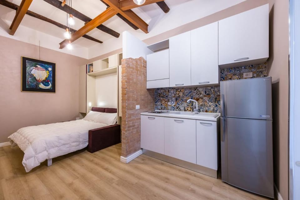 Toledo Warm Renovated Studio Apartment in Naples
