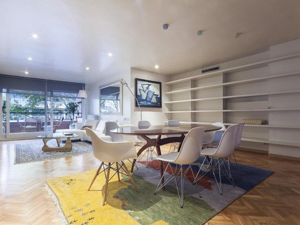 Bonanova apt. with terrace, classic style Spacious Apartment in Barcelona