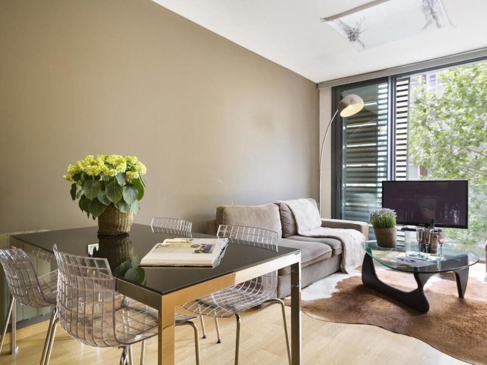Barcelona Central Apartment: Rooftop Pool Access Apartment in Barcelona