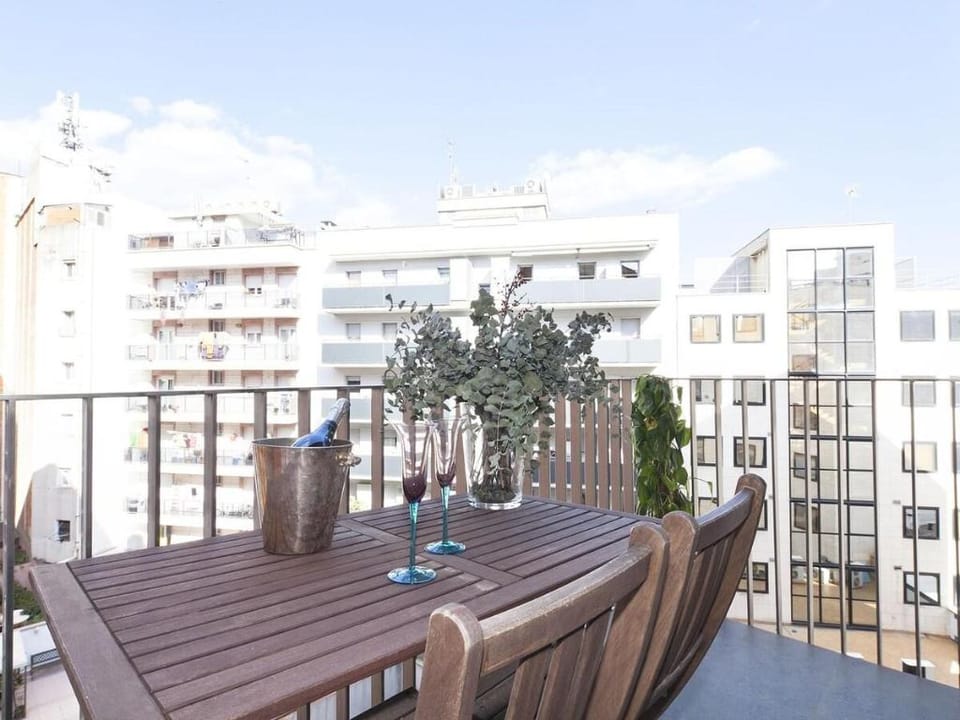 Barcelona Central Apartment: Rooftop Pool Access Apartment in Barcelona