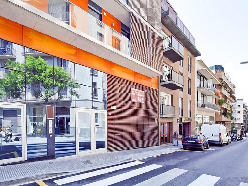Apartment in Sant Gervasi with Balcony for 6 Apartment in Barcelona