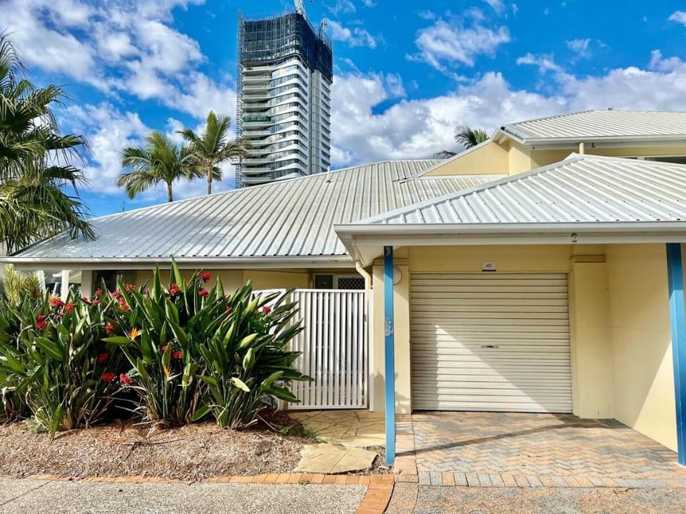 Poolside Villa, Direct Access #45 Apartment in Mermaid Beach