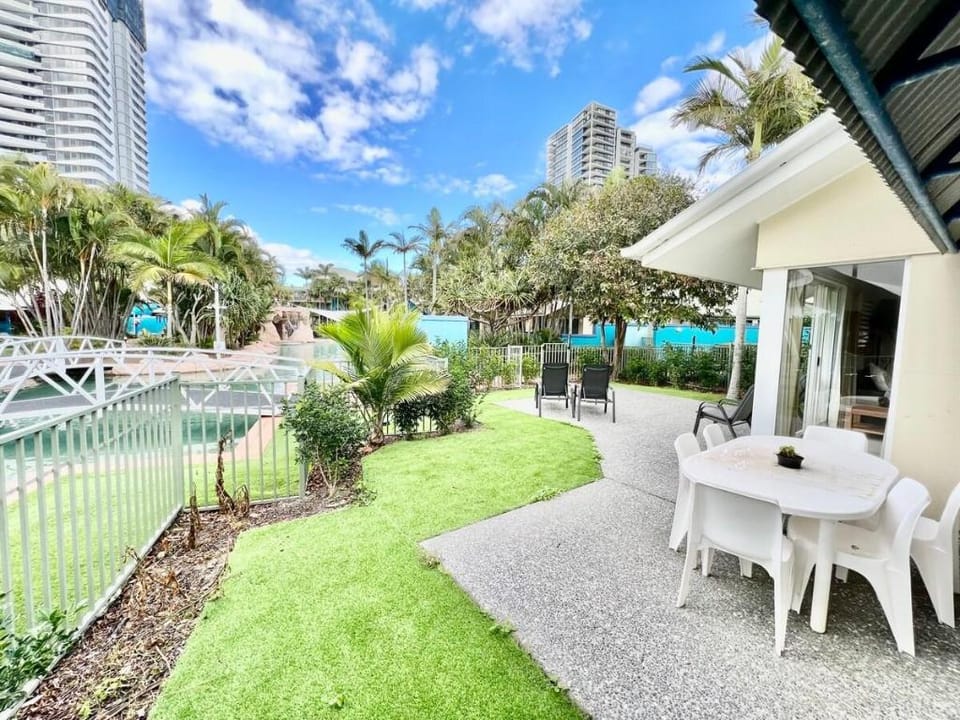Poolside Villa, Direct Access #45 Apartment in Mermaid Beach