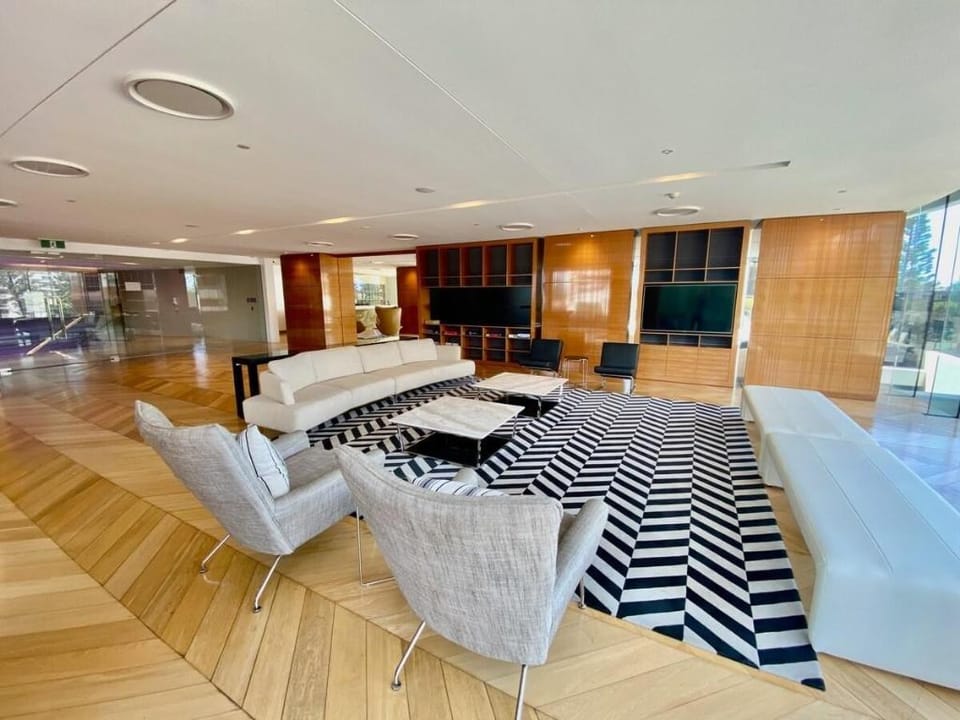 Luxury Oracle Tower 1, 10th floor beach view Apartment in Gold Coast