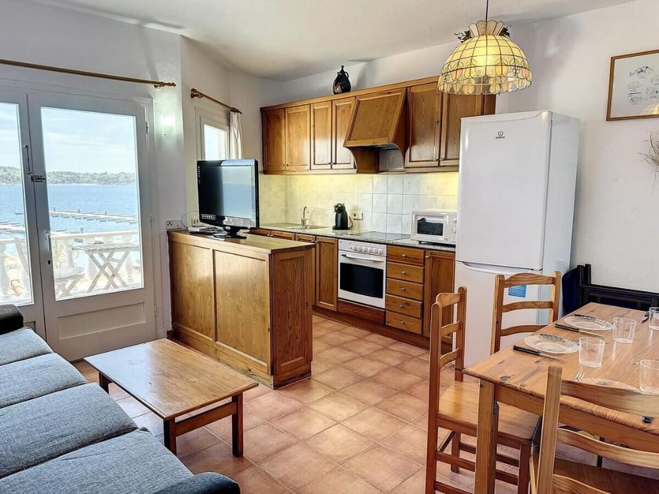 Roca Fornells, Vistas al mar en Fornells F98 Apartment in Fornells, Minorca