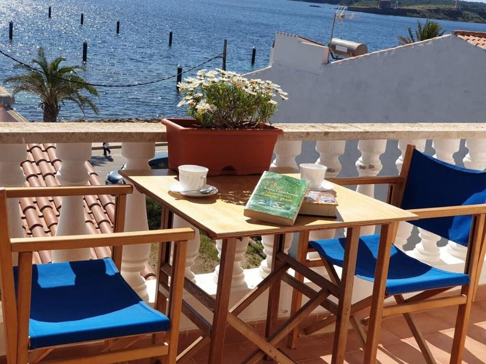 Roca Fornells, Vistas al mar en Fornells F98 Apartment in Fornells, Minorca